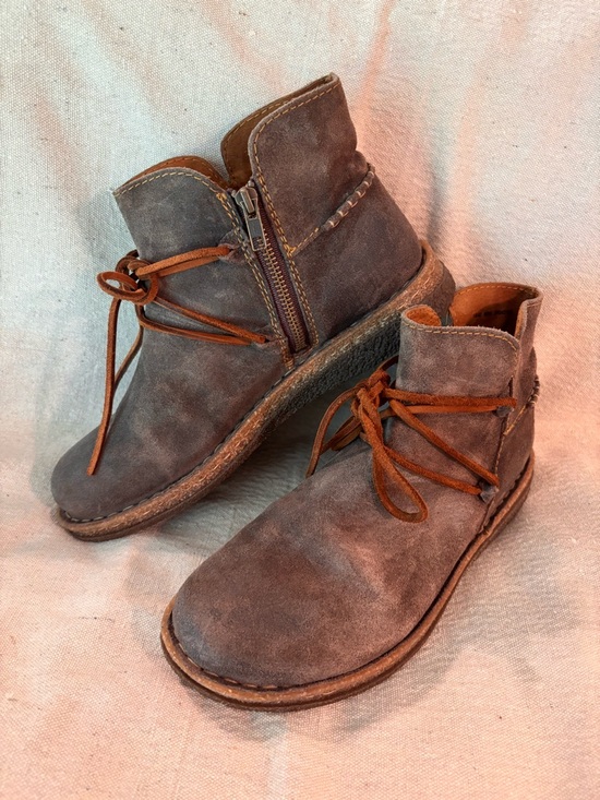 Born Shoes - Born EUC Calyn distressed leather ankle boots